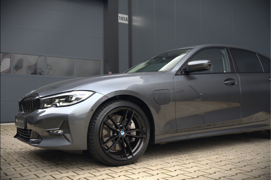 BMW 3-serie 330e eDrive Edition Sportline | Stoelverwarming | Cruise Control | Leer | Camera | Keyless | Apple Carplay | Ambiance Verlichting | HIFI | Parkeersensoren | Navigatie | NAP | Sport