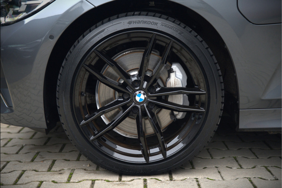 BMW 3-serie 330e eDrive Edition Sportline | Stoelverwarming | Cruise Control | Leer | Camera | Keyless | Apple Carplay | Ambiance Verlichting | HIFI | Parkeersensoren | Navigatie | NAP | Sport