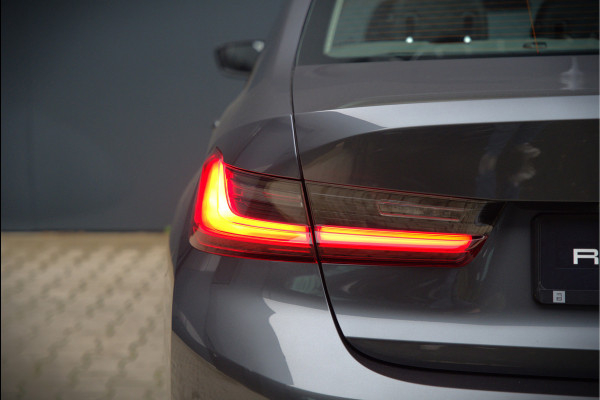 BMW 3-serie 330e eDrive Edition Sportline | Stoelverwarming | Cruise Control | Leer | Camera | Keyless | Apple Carplay | Ambiance Verlichting | HIFI | Parkeersensoren | Navigatie | NAP | Sport