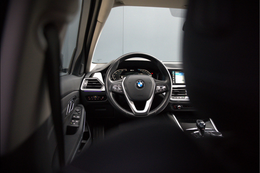BMW 3-serie 330e eDrive Edition Sportline | Stoelverwarming | Cruise Control | Leer | Camera | Keyless | Apple Carplay | Ambiance Verlichting | HIFI | Parkeersensoren | Navigatie | NAP | Sport