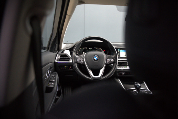 BMW 3-serie 330e eDrive Edition Sportline | Stoelverwarming | Cruise Control | Leer | Camera | Keyless | Apple Carplay | Ambiance Verlichting | HIFI | Parkeersensoren | Navigatie | NAP | Sport