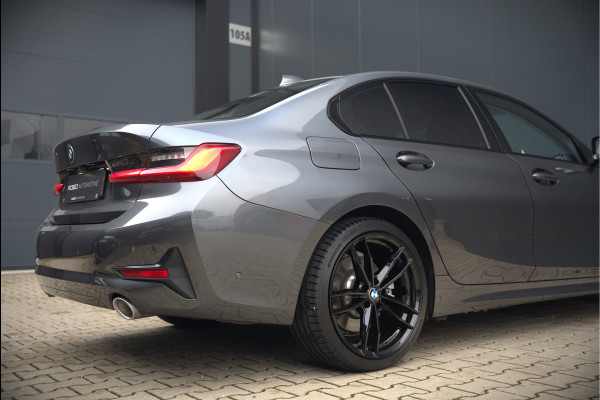 BMW 3-serie 330e eDrive Edition Sportline | Stoelverwarming | Cruise Control | Leer | Camera | Keyless | Apple Carplay | Ambiance Verlichting | HIFI | Parkeersensoren | Navigatie | NAP | Sport