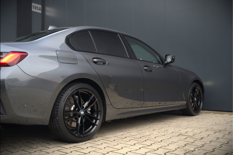 BMW 3-serie 330e eDrive Edition Sportline | Stoelverwarming | Cruise Control | Leer | Camera | Keyless | Apple Carplay | Ambiance Verlichting | HIFI | Parkeersensoren | Navigatie | NAP | Sport