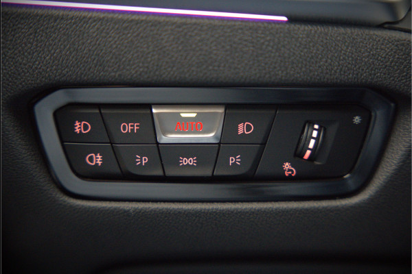 BMW 3-serie 330e eDrive Edition Sportline | Stoelverwarming | Cruise Control | Leer | Camera | Keyless | Apple Carplay | Ambiance Verlichting | HIFI | Parkeersensoren | Navigatie | NAP | Sport