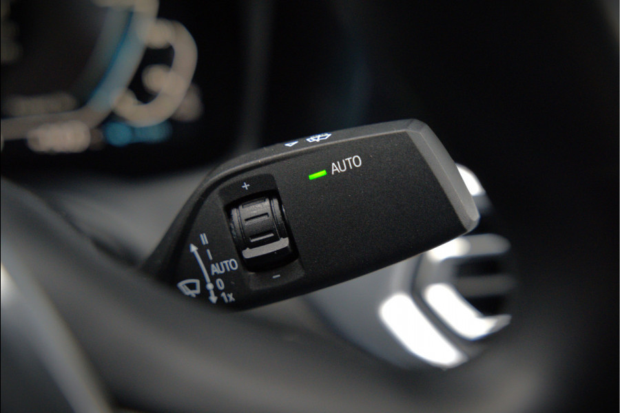 BMW 3-serie 330e eDrive Edition Sportline | Stoelverwarming | Cruise Control | Leer | Camera | Keyless | Apple Carplay | Ambiance Verlichting | HIFI | Parkeersensoren | Navigatie | NAP | Sport