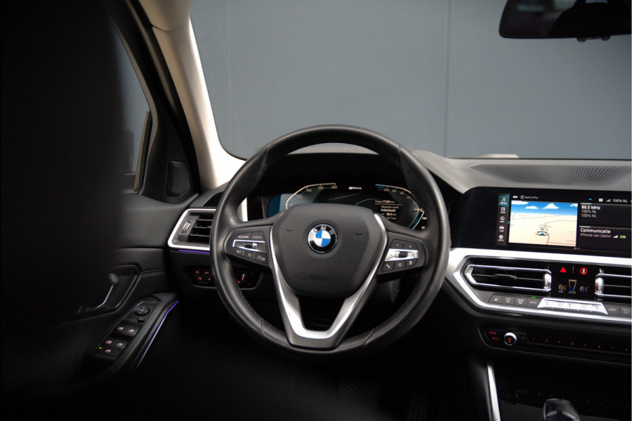 BMW 3-serie 330e eDrive Edition Sportline | Stoelverwarming | Cruise Control | Leer | Camera | Keyless | Apple Carplay | Ambiance Verlichting | HIFI | Parkeersensoren | Navigatie | NAP | Sport