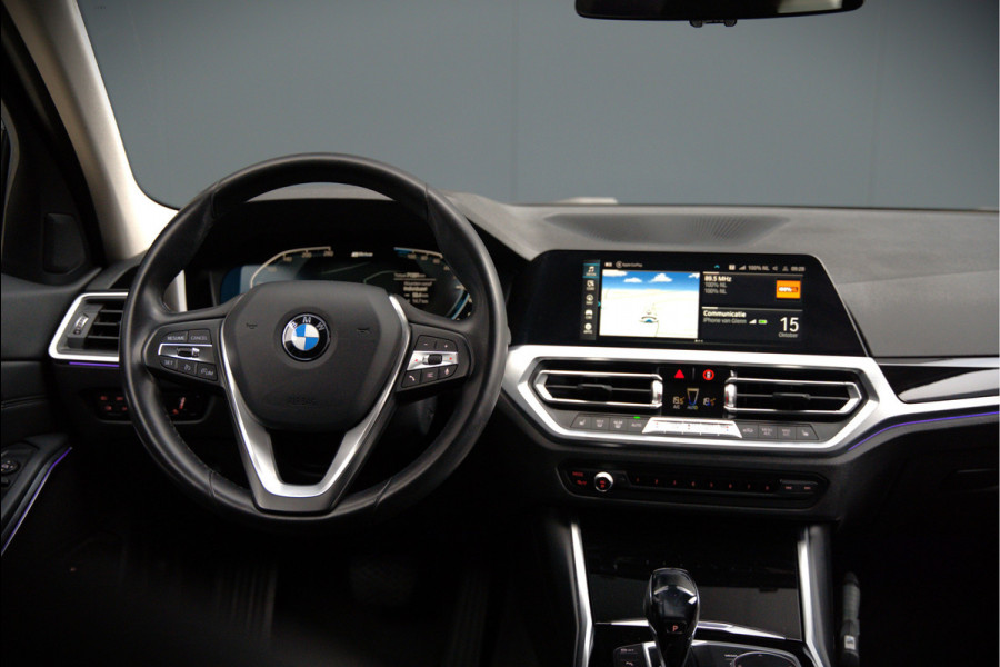 BMW 3-serie 330e eDrive Edition Sportline | Stoelverwarming | Cruise Control | Leer | Camera | Keyless | Apple Carplay | Ambiance Verlichting | HIFI | Parkeersensoren | Navigatie | NAP | Sport