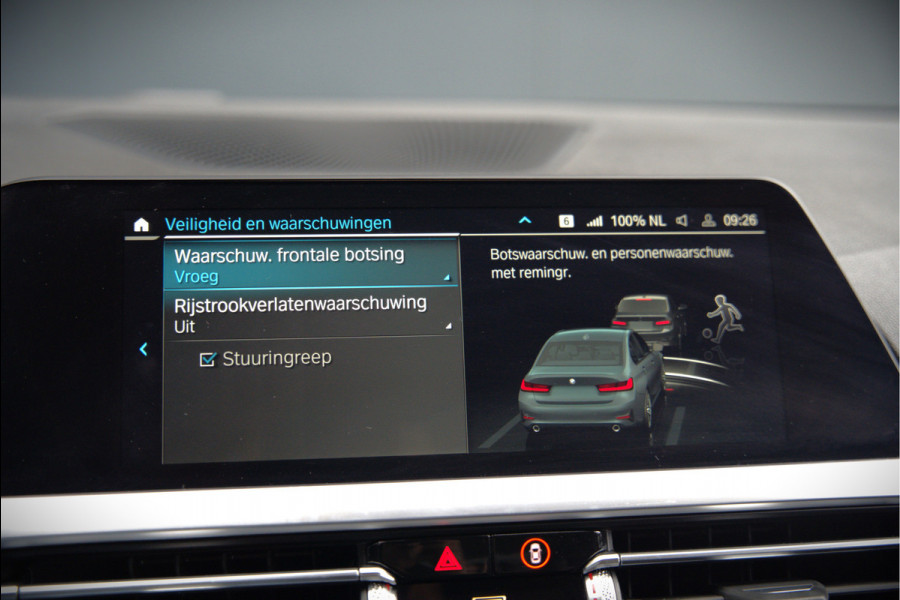 BMW 3-serie 330e eDrive Edition Sportline | Stoelverwarming | Cruise Control | Leer | Camera | Keyless | Apple Carplay | Ambiance Verlichting | HIFI | Parkeersensoren | Navigatie | NAP | Sport