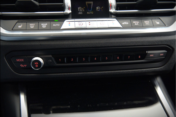 BMW 3-serie 330e eDrive Edition Sportline | Stoelverwarming | Cruise Control | Leer | Camera | Keyless | Apple Carplay | Ambiance Verlichting | HIFI | Parkeersensoren | Navigatie | NAP | Sport