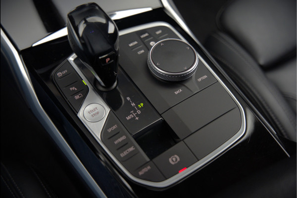 BMW 3-serie 330e eDrive Edition Sportline | Stoelverwarming | Cruise Control | Leer | Camera | Keyless | Apple Carplay | Ambiance Verlichting | HIFI | Parkeersensoren | Navigatie | NAP | Sport