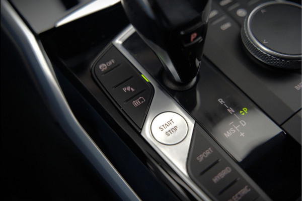 BMW 3-serie 330e eDrive Edition Sportline | Stoelverwarming | Cruise Control | Leer | Camera | Keyless | Apple Carplay | Ambiance Verlichting | HIFI | Parkeersensoren | Navigatie | NAP | Sport