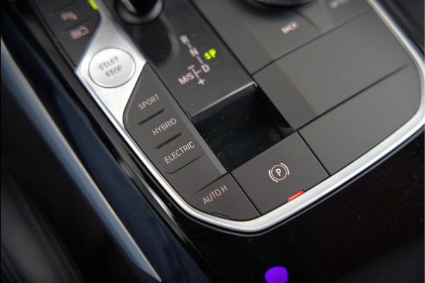 BMW 3-serie 330e eDrive Edition Sportline | Stoelverwarming | Cruise Control | Leer | Camera | Keyless | Apple Carplay | Ambiance Verlichting | HIFI | Parkeersensoren | Navigatie | NAP | Sport