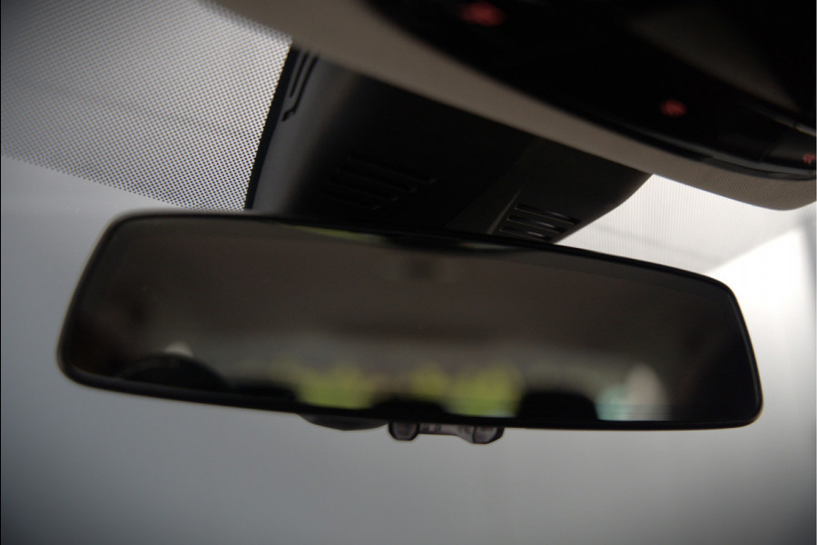 BMW 3-serie 330e eDrive Edition Sportline | Stoelverwarming | Cruise Control | Leer | Camera | Keyless | Apple Carplay | Ambiance Verlichting | HIFI | Parkeersensoren | Navigatie | NAP | Sport