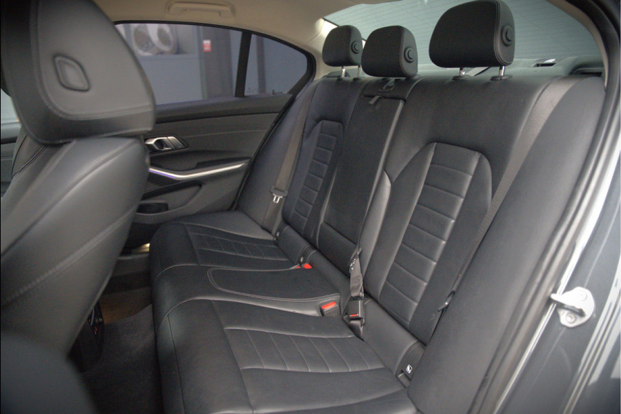 BMW 3-serie 330e eDrive Edition Sportline | Stoelverwarming | Cruise Control | Leer | Camera | Keyless | Apple Carplay | Ambiance Verlichting | HIFI | Parkeersensoren | Navigatie | NAP | Sport