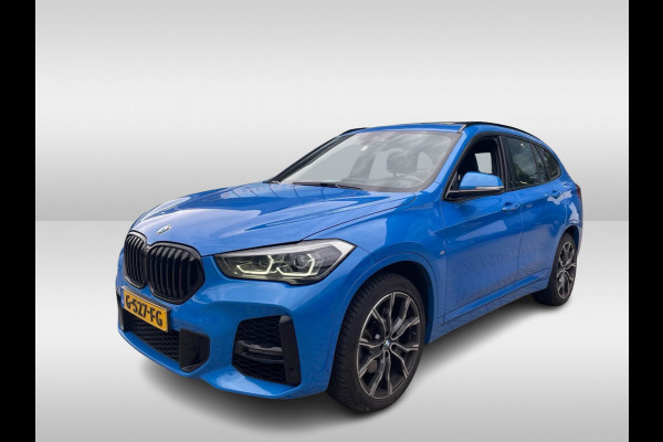 BMW X1 sDrive20i High Executive Ed. / Trekhaak / Panoramadak / Camera / Head-up / 19'' / Memory seats / Leder / Stuurverwarming / Navigatie / DAB / Stoelverwarming / Cruise Control BMW X1 sDrive20i High Executive Ed. / Trekhaak / Panoramadak / Camera / Head-up / 19'' / Memory seats / Leder / Stuurverwarming / Navigatie / DAB / Stoelverwarming / Cruise Control