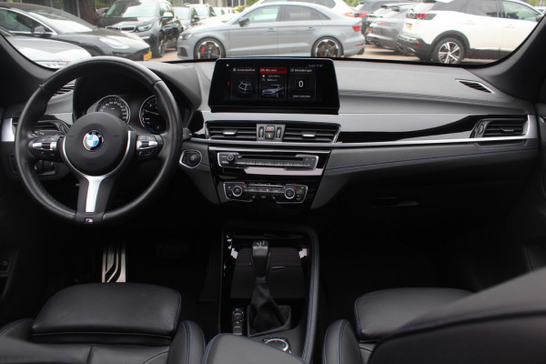 BMW X1 sDrive20i High Executive Ed. / Trekhaak / Panoramadak / Camera / Head-up / 19'' / Memory seats / Leder / Stuurverwarming / Navigatie / DAB / Stoelverwarming / Cruise Control BMW X1 sDrive20i High Executive Ed. / Trekhaak / Panoramadak / Camera / Head-up / 19'' / Memory seats / Leder / Stuurverwarming / Navigatie / DAB / Stoelverwarming / Cruise Control