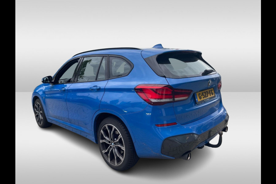 BMW X1 sDrive20i High Executive Ed. / Trekhaak / Panoramadak / Camera / Head-up / 19'' / Memory seats / Leder / Stuurverwarming / Navigatie / DAB / Stoelverwarming / Cruise Control BMW X1 sDrive20i High Executive Ed. / Trekhaak / Panoramadak / Camera / Head-up / 19'' / Memory seats / Leder / Stuurverwarming / Navigatie / DAB / Stoelverwarming / Cruise Control
