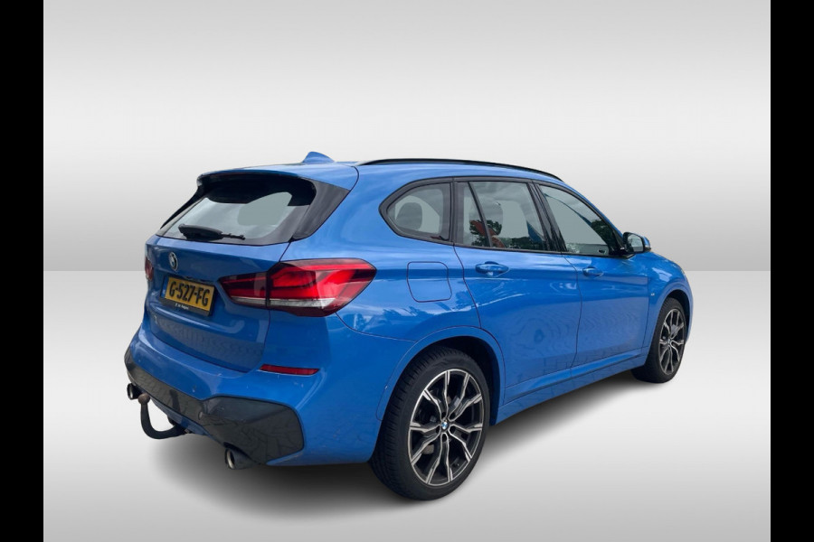 BMW X1 sDrive20i High Executive Ed. / Trekhaak / Panoramadak / Camera / Head-up / 19'' / Memory seats / Leder / Stuurverwarming / Navigatie / DAB / Stoelverwarming / Cruise Control BMW X1 sDrive20i High Executive Ed. / Trekhaak / Panoramadak / Camera / Head-up / 19'' / Memory seats / Leder / Stuurverwarming / Navigatie / DAB / Stoelverwarming / Cruise Control