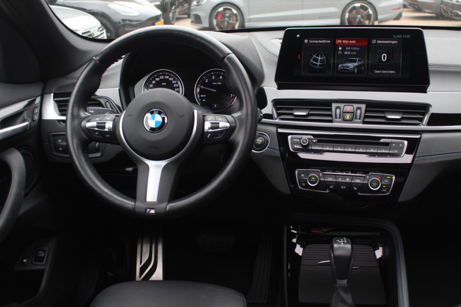 BMW X1 sDrive20i High Executive Ed. / Trekhaak / Panoramadak / Camera / Head-up / 19'' / Memory seats / Leder / Stuurverwarming / Navigatie / DAB / Stoelverwarming / Cruise Control BMW X1 sDrive20i High Executive Ed. / Trekhaak / Panoramadak / Camera / Head-up / 19'' / Memory seats / Leder / Stuurverwarming / Navigatie / DAB / Stoelverwarming / Cruise Control