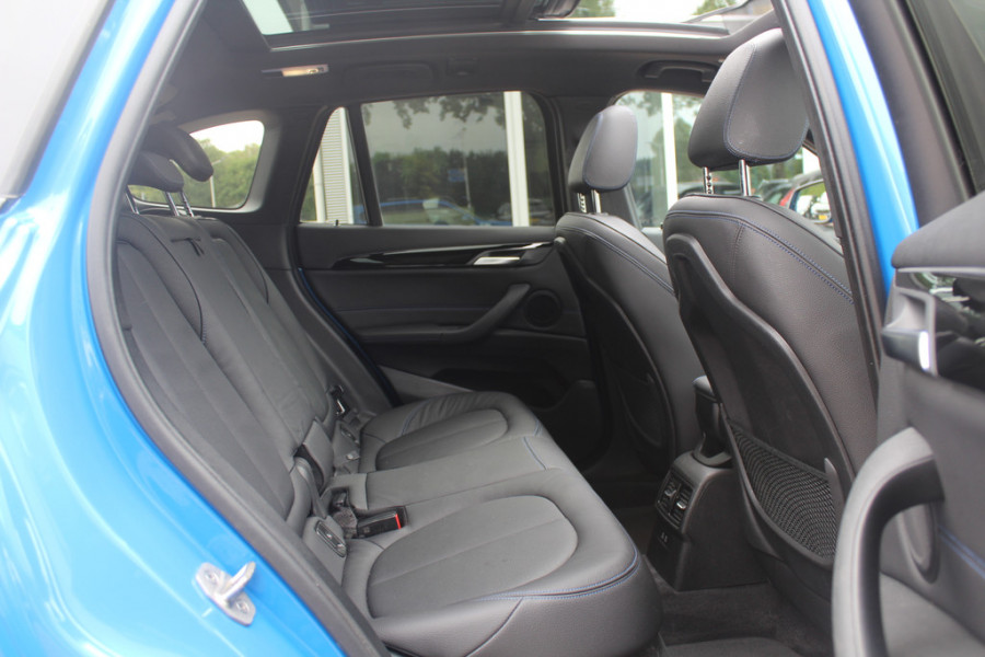 BMW X1 sDrive20i High Executive Ed. / Trekhaak / Panoramadak / Camera / Head-up / 19'' / Memory seats / Leder / Stuurverwarming / Navigatie / DAB / Stoelverwarming / Cruise Control BMW X1 sDrive20i High Executive Ed. / Trekhaak / Panoramadak / Camera / Head-up / 19'' / Memory seats / Leder / Stuurverwarming / Navigatie / DAB / Stoelverwarming / Cruise Control