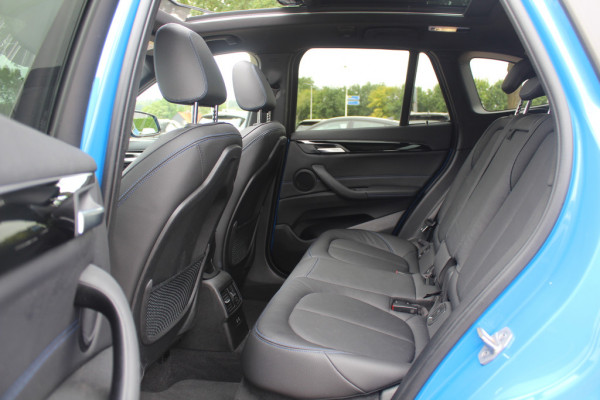 BMW X1 sDrive20i High Executive Ed. / Trekhaak / Panoramadak / Camera / Head-up / 19'' / Memory seats / Leder / Stuurverwarming / Navigatie / DAB / Stoelverwarming / Cruise Control BMW X1 sDrive20i High Executive Ed. / Trekhaak / Panoramadak / Camera / Head-up / 19'' / Memory seats / Leder / Stuurverwarming / Navigatie / DAB / Stoelverwarming / Cruise Control