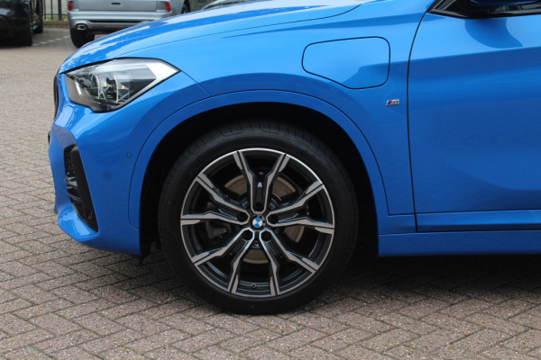 BMW X1 sDrive20i High Executive Ed. / Trekhaak / Panoramadak / Camera / Head-up / 19'' / Memory seats / Leder / Stuurverwarming / Navigatie / DAB / Stoelverwarming / Cruise Control BMW X1 sDrive20i High Executive Ed. / Trekhaak / Panoramadak / Camera / Head-up / 19'' / Memory seats / Leder / Stuurverwarming / Navigatie / DAB / Stoelverwarming / Cruise Control