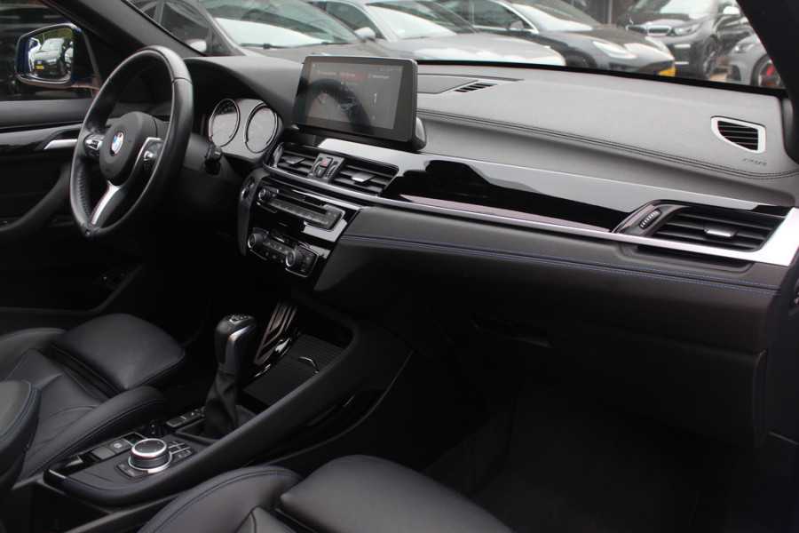 BMW X1 sDrive20i High Executive Ed. / Trekhaak / Panoramadak / Camera / Head-up / 19'' / Memory seats / Leder / Stuurverwarming / Navigatie / DAB / Stoelverwarming / Cruise Control BMW X1 sDrive20i High Executive Ed. / Trekhaak / Panoramadak / Camera / Head-up / 19'' / Memory seats / Leder / Stuurverwarming / Navigatie / DAB / Stoelverwarming / Cruise Control
