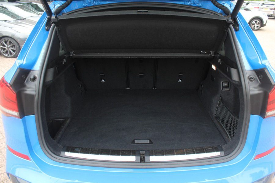 BMW X1 sDrive20i High Executive Ed. / Trekhaak / Panoramadak / Camera / Head-up / 19'' / Memory seats / Leder / Stuurverwarming / Navigatie / DAB / Stoelverwarming / Cruise Control BMW X1 sDrive20i High Executive Ed. / Trekhaak / Panoramadak / Camera / Head-up / 19'' / Memory seats / Leder / Stuurverwarming / Navigatie / DAB / Stoelverwarming / Cruise Control