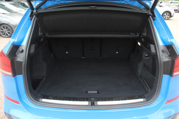 BMW X1 sDrive20i High Executive Ed. / Trekhaak / Panoramadak / Camera / Head-up / 19'' / Memory seats / Leder / Stuurverwarming / Navigatie / DAB / Stoelverwarming / Cruise Control BMW X1 sDrive20i High Executive Ed. / Trekhaak / Panoramadak / Camera / Head-up / 19'' / Memory seats / Leder / Stuurverwarming / Navigatie / DAB / Stoelverwarming / Cruise Control