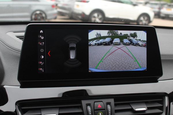 BMW X1 sDrive20i High Executive Ed. / Trekhaak / Panoramadak / Camera / Head-up / 19'' / Memory seats / Leder / Stuurverwarming / Navigatie / DAB / Stoelverwarming / Cruise Control BMW X1 sDrive20i High Executive Ed. / Trekhaak / Panoramadak / Camera / Head-up / 19'' / Memory seats / Leder / Stuurverwarming / Navigatie / DAB / Stoelverwarming / Cruise Control