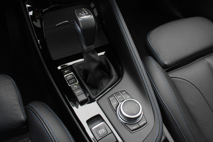 BMW X1 sDrive20i High Executive Ed. / Trekhaak / Panoramadak / Camera / Head-up / 19'' / Memory seats / Leder / Stuurverwarming / Navigatie / DAB / Stoelverwarming / Cruise Control BMW X1 sDrive20i High Executive Ed. / Trekhaak / Panoramadak / Camera / Head-up / 19'' / Memory seats / Leder / Stuurverwarming / Navigatie / DAB / Stoelverwarming / Cruise Control