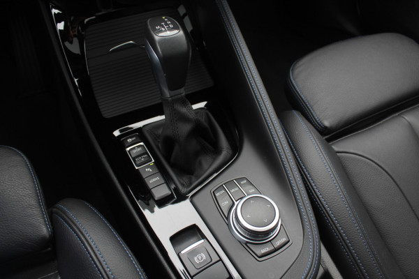 BMW X1 sDrive20i High Executive Ed. / Trekhaak / Panoramadak / Camera / Head-up / 19'' / Memory seats / Leder / Stuurverwarming / Navigatie / DAB / Stoelverwarming / Cruise Control BMW X1 sDrive20i High Executive Ed. / Trekhaak / Panoramadak / Camera / Head-up / 19'' / Memory seats / Leder / Stuurverwarming / Navigatie / DAB / Stoelverwarming / Cruise Control