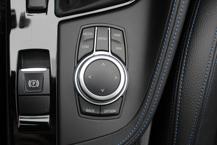 BMW X1 sDrive20i High Executive Ed. / Trekhaak / Panoramadak / Camera / Head-up / 19'' / Memory seats / Leder / Stuurverwarming / Navigatie / DAB / Stoelverwarming / Cruise Control BMW X1 sDrive20i High Executive Ed. / Trekhaak / Panoramadak / Camera / Head-up / 19'' / Memory seats / Leder / Stuurverwarming / Navigatie / DAB / Stoelverwarming / Cruise Control