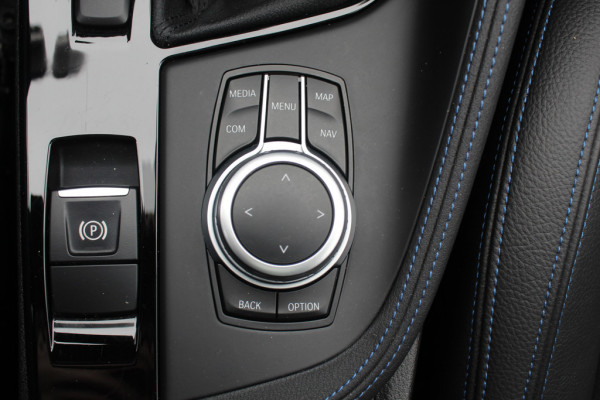 BMW X1 sDrive20i High Executive Ed. / Trekhaak / Panoramadak / Camera / Head-up / 19'' / Memory seats / Leder / Stuurverwarming / Navigatie / DAB / Stoelverwarming / Cruise Control BMW X1 sDrive20i High Executive Ed. / Trekhaak / Panoramadak / Camera / Head-up / 19'' / Memory seats / Leder / Stuurverwarming / Navigatie / DAB / Stoelverwarming / Cruise Control
