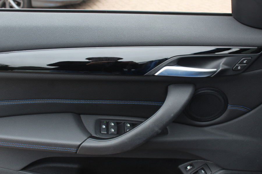 BMW X1 sDrive20i High Executive Ed. / Trekhaak / Panoramadak / Camera / Head-up / 19'' / Memory seats / Leder / Stuurverwarming / Navigatie / DAB / Stoelverwarming / Cruise Control BMW X1 sDrive20i High Executive Ed. / Trekhaak / Panoramadak / Camera / Head-up / 19'' / Memory seats / Leder / Stuurverwarming / Navigatie / DAB / Stoelverwarming / Cruise Control