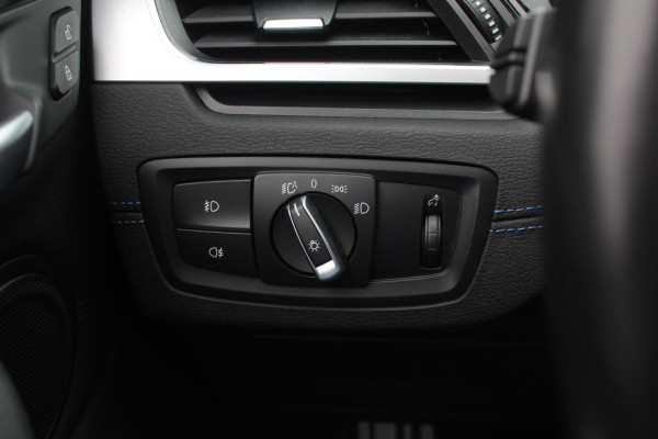 BMW X1 sDrive20i High Executive Ed. / Trekhaak / Panoramadak / Camera / Head-up / 19'' / Memory seats / Leder / Stuurverwarming / Navigatie / DAB / Stoelverwarming / Cruise Control BMW X1 sDrive20i High Executive Ed. / Trekhaak / Panoramadak / Camera / Head-up / 19'' / Memory seats / Leder / Stuurverwarming / Navigatie / DAB / Stoelverwarming / Cruise Control