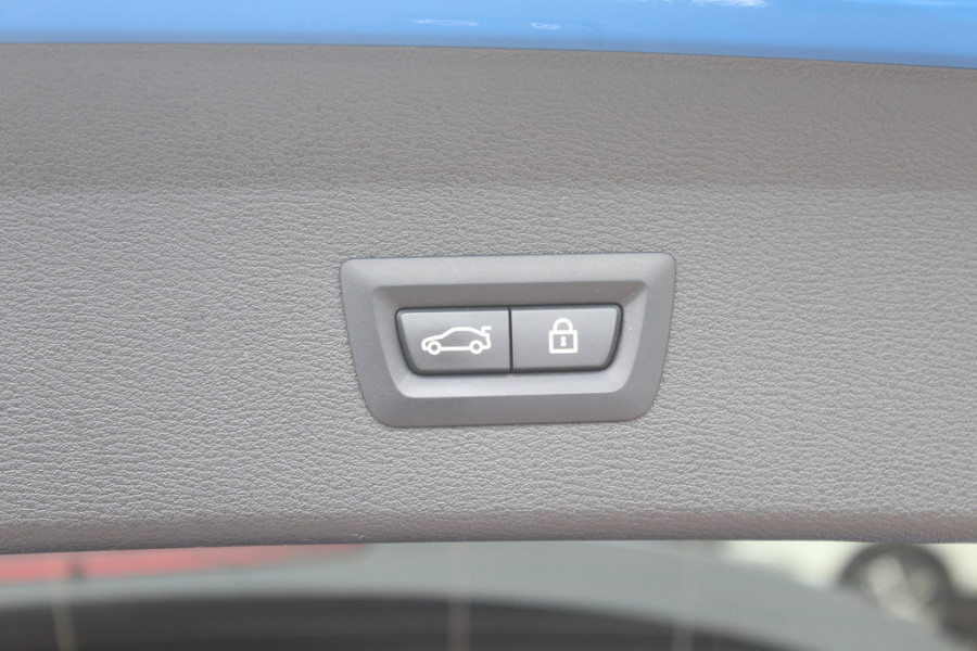 BMW X1 sDrive20i High Executive Ed. / Trekhaak / Panoramadak / Camera / Head-up / 19'' / Memory seats / Leder / Stuurverwarming / Navigatie / DAB / Stoelverwarming / Cruise Control BMW X1 sDrive20i High Executive Ed. / Trekhaak / Panoramadak / Camera / Head-up / 19'' / Memory seats / Leder / Stuurverwarming / Navigatie / DAB / Stoelverwarming / Cruise Control