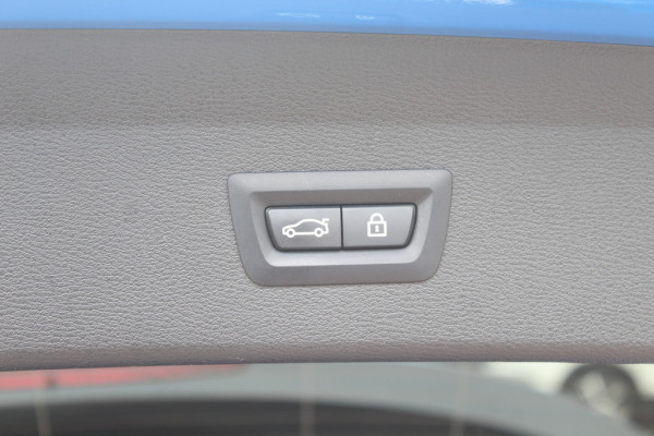 BMW X1 sDrive20i High Executive Ed. / Trekhaak / Panoramadak / Camera / Head-up / 19'' / Memory seats / Leder / Stuurverwarming / Navigatie / DAB / Stoelverwarming / Cruise Control BMW X1 sDrive20i High Executive Ed. / Trekhaak / Panoramadak / Camera / Head-up / 19'' / Memory seats / Leder / Stuurverwarming / Navigatie / DAB / Stoelverwarming / Cruise Control