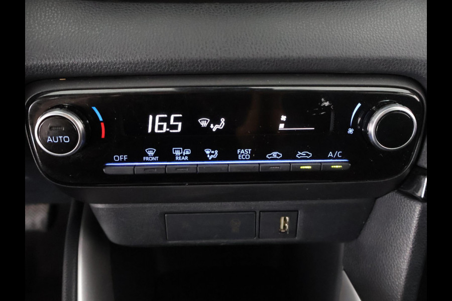 Toyota Yaris 1.5 HYBRID BI-TONE SILVERLINE AUTOMAAT CLOUD NAVI APPLE & ANDROID.CAMERA.TOYOTA GARANTIE TOT 2031 !! Toyota Yaris 1.5 HYBRID BI-TONE SILVERLINE AUTOMAAT CLOUD NAVI APPLE & ANDROID.CAMERA.TOYOTA GARANTIE TOT 2031 !!