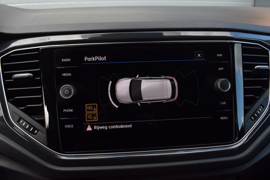 Volkswagen T-Roc 1.5 TSI 150pk DSG R-line Pano | Trekhaak | Beats | 19"