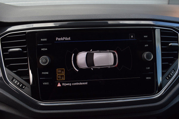 Volkswagen T-Roc 1.5 TSI 150pk DSG R-line Pano | Trekhaak | Beats | 19"