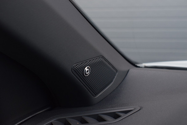 Volkswagen T-Roc 1.5 TSI 150pk DSG R-line Pano | Trekhaak | Beats | 19"