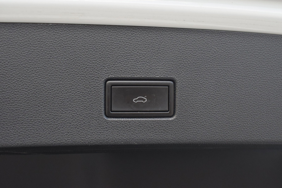 Volkswagen T-Roc 1.5 TSI 150pk DSG R-line Pano | Trekhaak | Beats | 19"