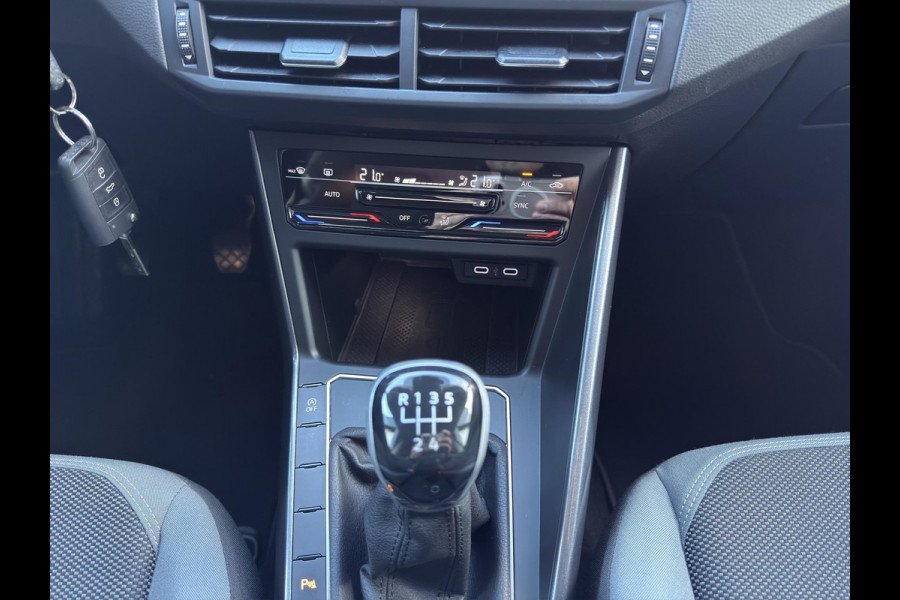 Volkswagen Polo 1.0 TSI Style | Camera | Parkeersensors | Airco (automatisch) | Digital Cockpit | Navigatie | IQ Light | Volkswagen Polo 1.0 TSI Style | Camera | Parkeersensors | Airco (automatisch) | Digital Cockpit | Navigatie | IQ Light |