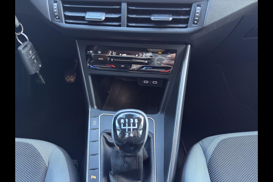 Volkswagen Polo 1.0 TSI Style | Camera | Parkeersensors | Airco (automatisch) | Digital Cockpit | Navigatie | IQ Light | Volkswagen Polo 1.0 TSI Style | Camera | Parkeersensors | Airco (automatisch) | Digital Cockpit | Navigatie | IQ Light |