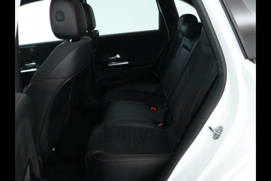 Mercedes-Benz B-Klasse 180 Business Solution AMG | Panoramadak | Achteruitrijcamera | Nightpakket | Apple Carplay | Inclusief 24 maanden MB Certified garantie voor Europa. Mercedes-Benz B-Klasse 180 Business Solution AMG | Panoramadak | Achteruitrijcamera | Nightpakket | Apple Carplay | Inclusief 24 maanden MB Certified garantie voor Europa.