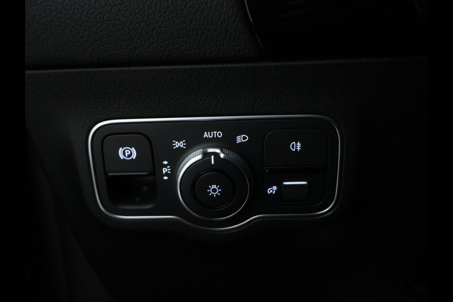 Mercedes-Benz GLA 250 e AMG Plug-In Hybride AMG Line | Night Pakket | 19 Inch AMG Velgen | Memory voorstoelen | Sfeerverlichting. Inclusief 24 maanden MB Certified garantie voor Europa.