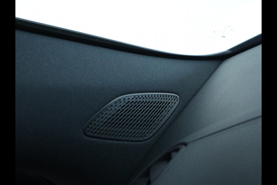 Mercedes-Benz GLA 250 e AMG Plug-In Hybride AMG Line | Night Pakket | 19 Inch AMG Velgen | Memory voorstoelen | Sfeerverlichting. Inclusief 24 maanden MB Certified garantie voor Europa.