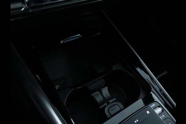 Mercedes-Benz GLA 250 e AMG Plug-In Hybride AMG Line | Night Pakket | 19 Inch AMG Velgen | Memory voorstoelen | Sfeerverlichting. Inclusief 24 maanden MB Certified garantie voor Europa.