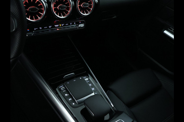 Mercedes-Benz GLA 250 e AMG Plug-In Hybride AMG Line | Night Pakket | 19 Inch AMG Velgen | Memory voorstoelen | Sfeerverlichting. Inclusief 24 maanden MB Certified garantie voor Europa.